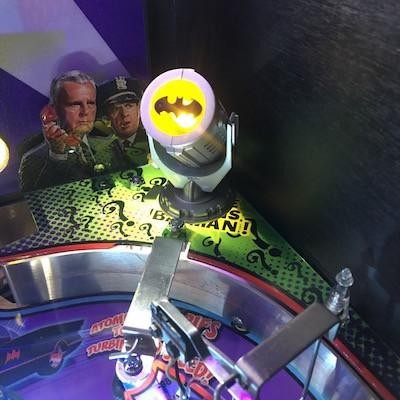 Batman-66-pinball-flashing-bat-signal.jpg